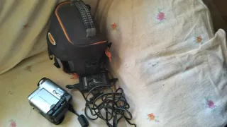 Videocámara Sony Handycam con cargador y bolsa