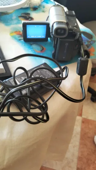 Videocámara Sony Handycam con cargador y bolsa