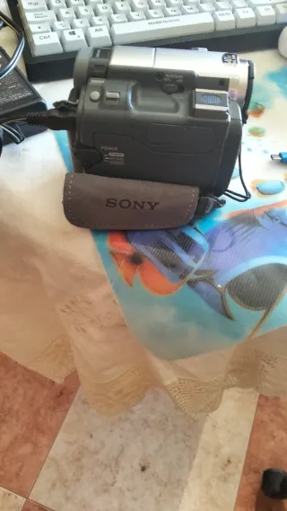 Videocámara Sony Handycam con cargador y bolsa