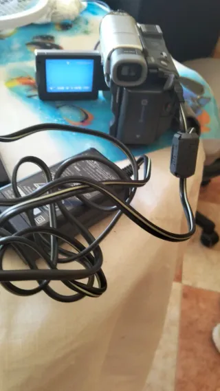 Videocámara Sony Handycam con cargador y bolsa