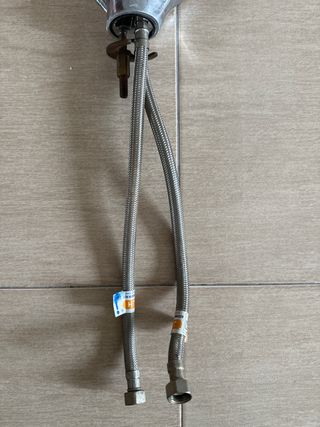 Grifo de baño metálico plateado