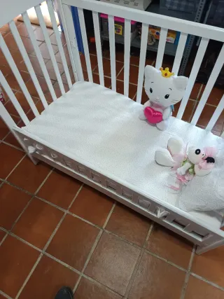 Cuna blanca para bebé Incluidos lo peluches
