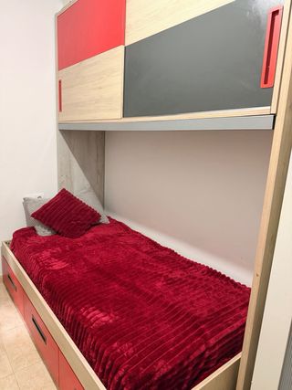 Dormitorio con cama, cajones y escritorio