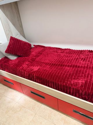 Dormitorio con cama, cajones y escritorio