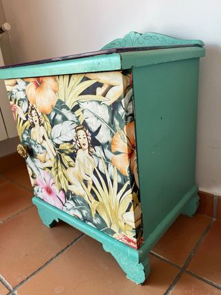 Mesita de noche restaurada tropical pin-up