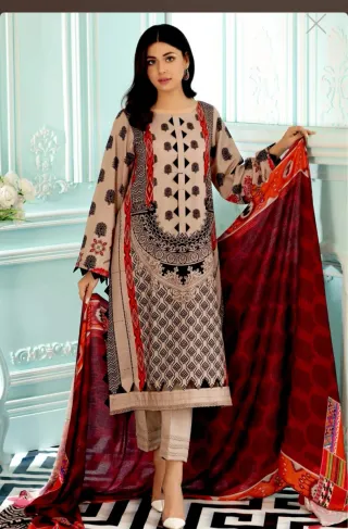 Conjunto de ropa beige y rojo descosido