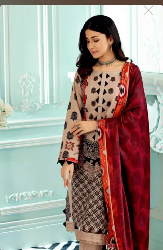 Conjunto de ropa beige y rojo descosido