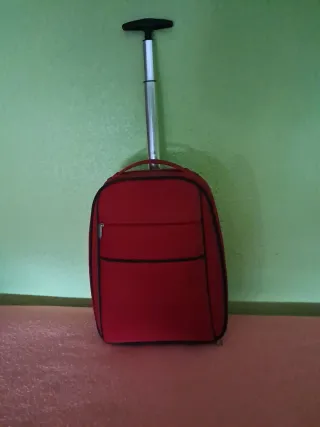 Trolley rojo con ruedas