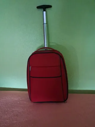 Trolley rojo con ruedas