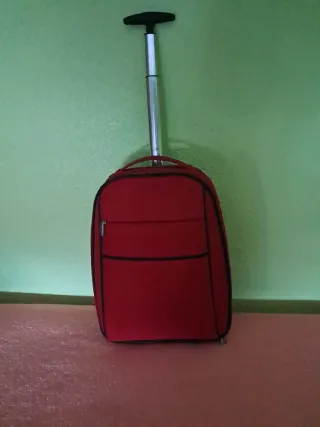 Trolley rojo con ruedas