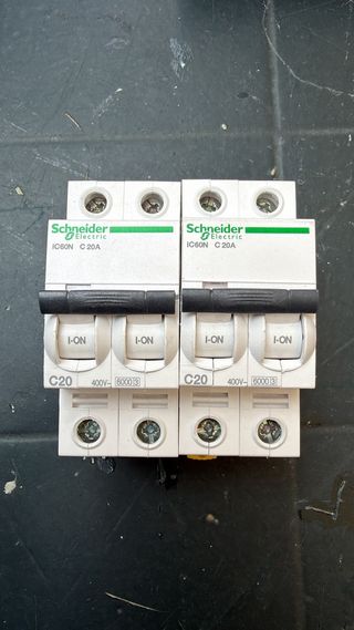 2 Interruptores Automáticos Schneider IC60N 20A