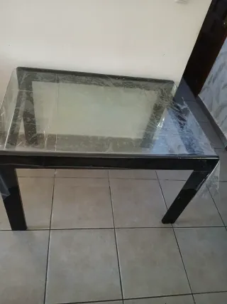 Mesa de cristal negra con protector