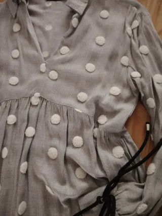 Vestido gris con motas blancas
