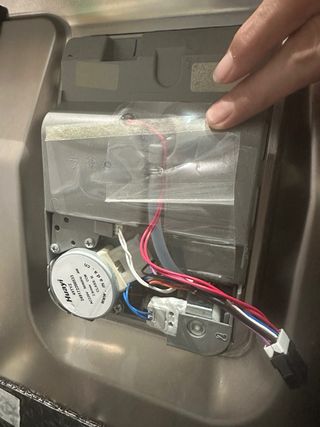 Dosificador de detergente para lavavajillas Beko.
