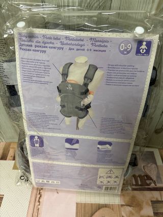 Mochila portabebés gris con estampado