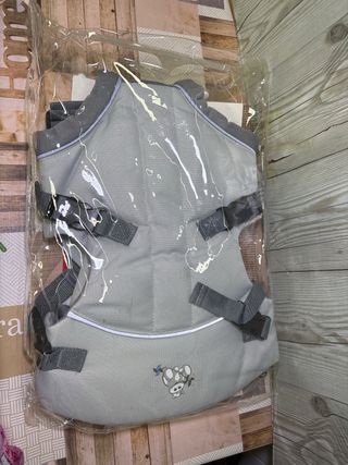 Mochila portabebés gris con estampado
