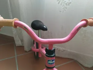 Bicicleta rosa senza pedali Chicco