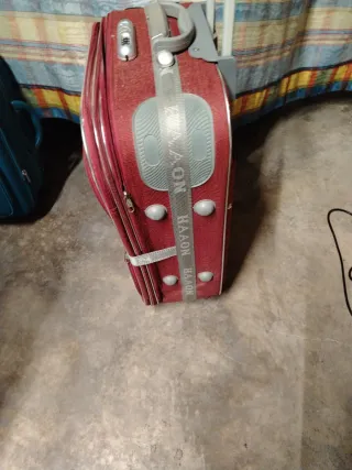 Maleta de viaje roja y azul