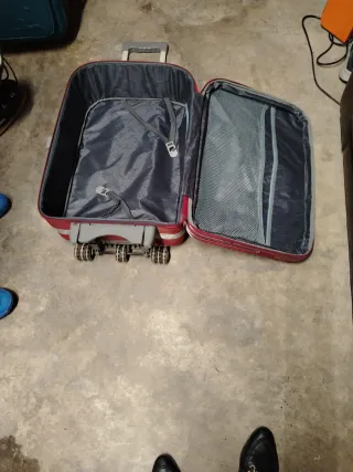 Maleta de viaje roja y azul