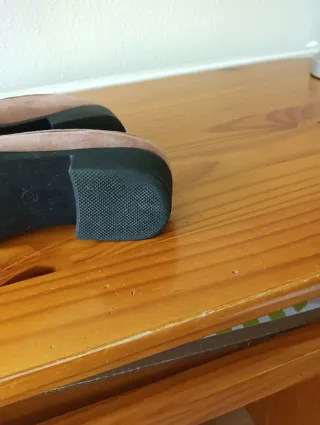 Mocasines dorados con cadena para mujer