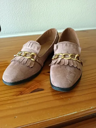 Mocasines dorados con cadena para mujer