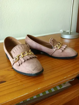 Mocasines dorados con cadena para mujer