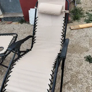 2 Hamacas Reclinables Beige y Mesa