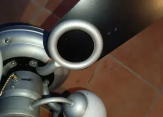 Ventilador de techo negro y plateado