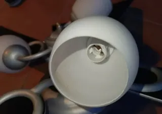 Ventilador de techo negro y plateado