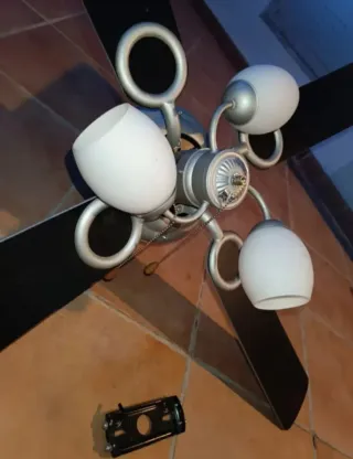 Ventilador de techo negro y plateado