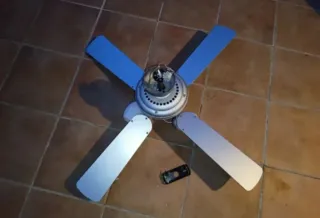 Ventilador de techo negro y plateado