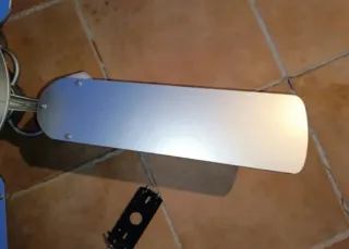 Ventilador de techo negro y plateado