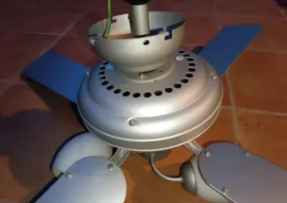 Ventilador de techo negro y plateado