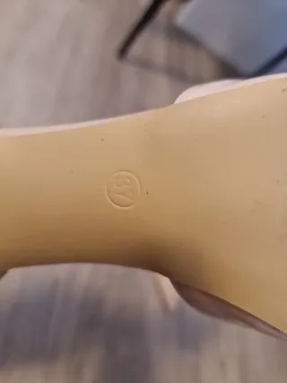 Zapatos de tacón Guess beige