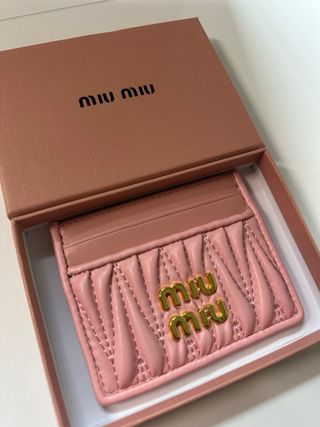 Tarjetero Miu Miu Rosa y Dorado