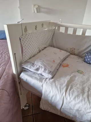 Cuna de madera blanca + colchón.