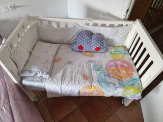 Cuna de madera blanca + colchón.