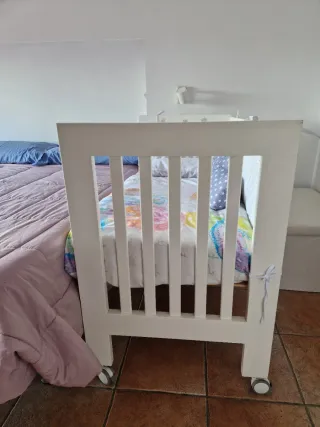 Cuna de madera blanca + colchón.