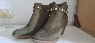 Botines verdes con tachuelas y hebilla