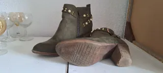 Botines verdes con tachuelas y hebilla