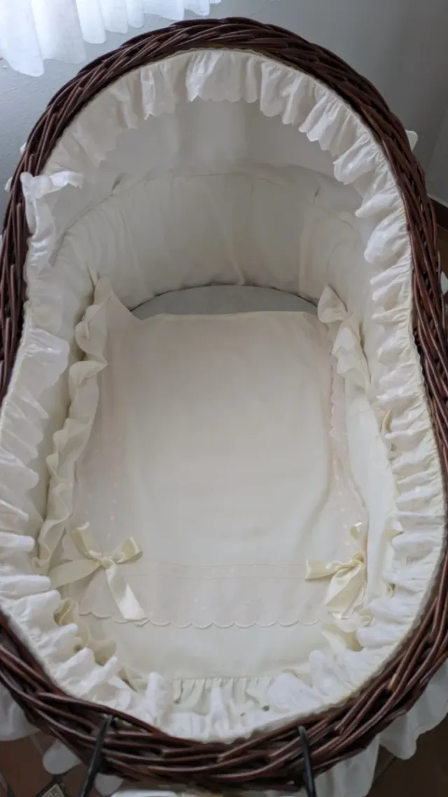 Cuna de mimbre con capota y ruedas