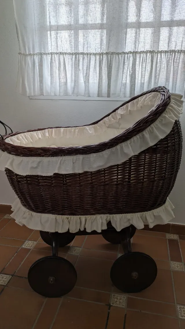 Cuna de mimbre con capota y ruedas