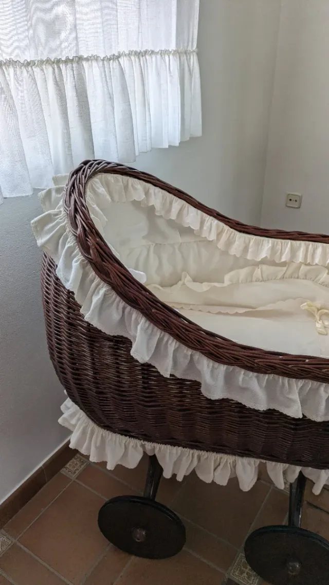 Cuna de mimbre con capota y ruedas