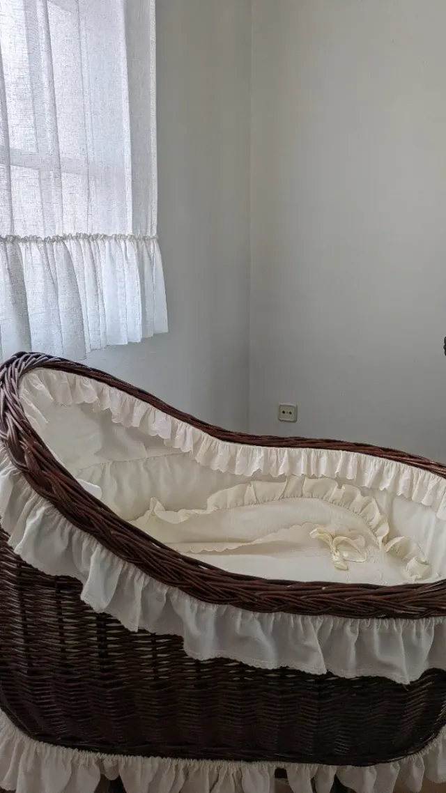 Cuna de mimbre con capota y ruedas