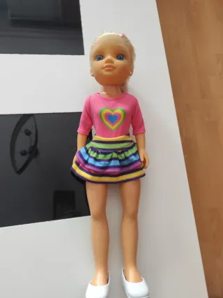 Nancy con mechas y falda arcoíris