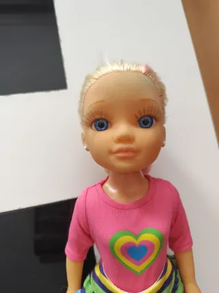 Nancy con mechas y falda arcoíris