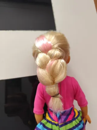 Nancy con mechas y falda arcoíris