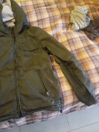 Chaqueta verde con capucha