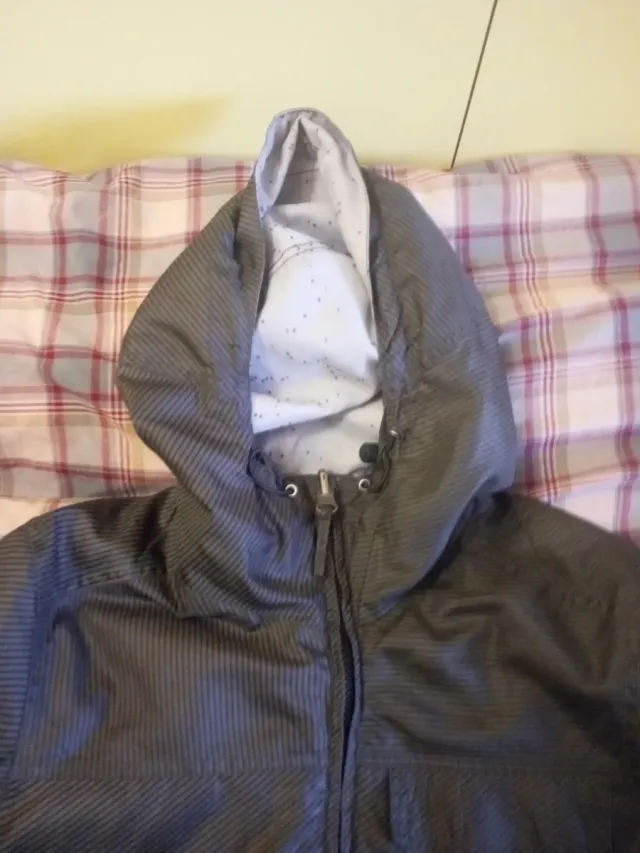 Chaqueta verde con capucha