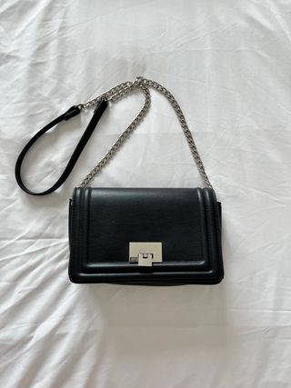 Bolso negro Stradivarius con cadena